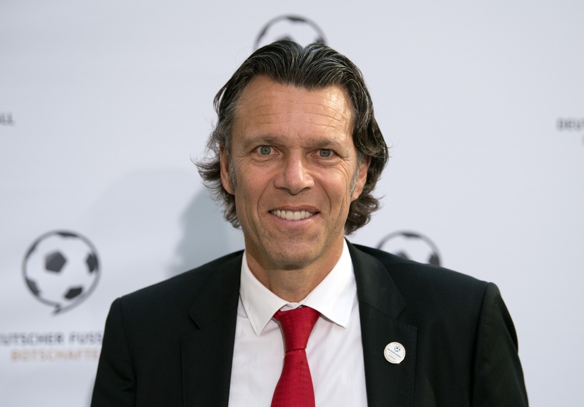 ARCHIV - 08.05.2018, Berlin: Urs Meier, fr�herer Schweizer Fu�ballschiedsrichter, kommt zur "Auszeichnung zum Deutschen Fu�ball-Botschafter". (zu dpa: "Ex-Referee Meier: Schiedsrichtern ...