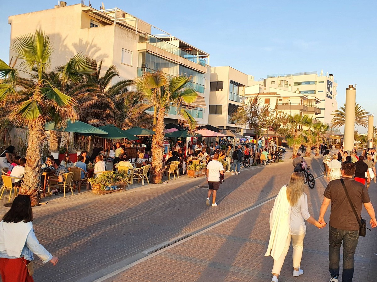 Palma Themenfoto: Urlaub, Mittelmeer, Mallorca, Playa de Palma, 13.05.2022 Restaurant und Bars an der Playa de Palma in Can Pastilla auf Mallorca sind wieder gut besucht, Themenfoto: Urlaub, Mittelmee ...