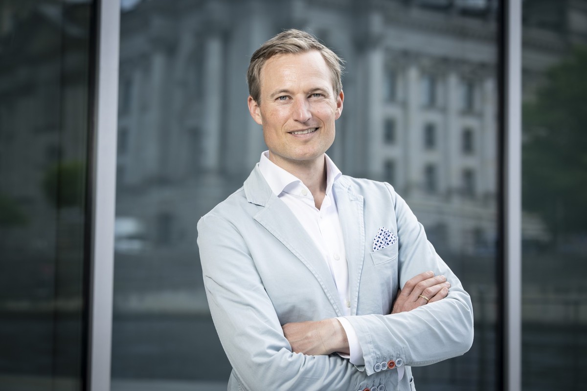07 JUN 2023, BERLIN/GERMANY:
Simon Schnetzer, Jugendforscher, Speaker, Futurist, Spreeufer, Schiffbauerdamm
IMAGE: 20230607-01
Alle Nutzungsrchte: Simon Schnetzer