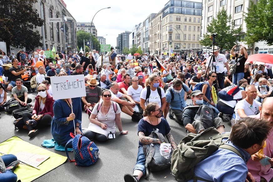 29.08.2020, Berlin: Teilnehmer sitzen auf der Stra�e bei einer Demonstration gegen die Corona-Ma�nahmen. Foto: Bernd Von Jutrczenka/dpa +++ dpa-Bildfunk +++