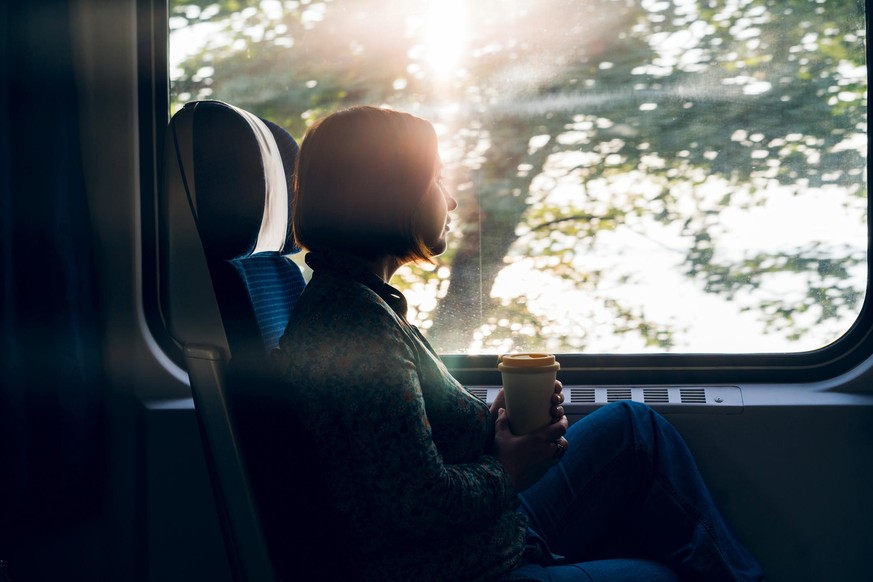 In der Bahn mit Kaffee entspannen oder gestresst sein und Bangen, ob man den Anschluss-Zug bekommt? Die Stimmung beim Bahnfahren ist vielfältig, zeigt auch ein Blick in die watson-Redaktion. (Symbolbi ...