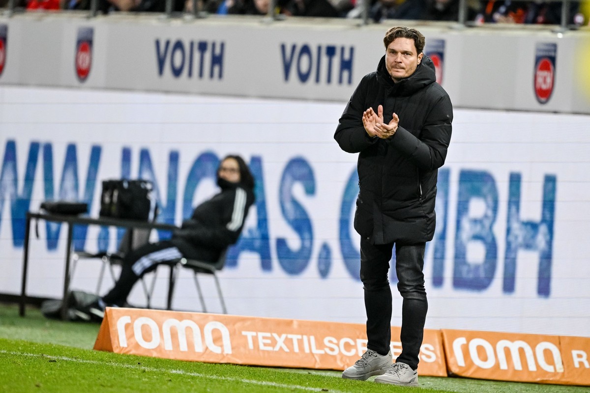 02.02.2024, Baden-Württemberg, Heidenheim: Fußball: Bundesliga, 1. FC Heidenheim - Borussia Dortmund, 20. Spieltag, Voith-Arena. Dortmunds Trainer Edin Terzic gestikuliert. Foto: Harry Langer/dpa - WI ...