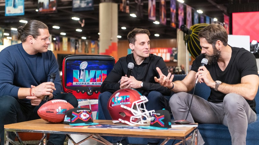 09.02.2023, USA, Phoenix: Super Bowl LVII: Der ehemalige NFL-Profi Sebastian Vollmer (r) spricht bei einer Podcast-Aufnahme mit dem Deutschland-Chef der NFL, Alexander Steinforth (M) und dem ehemalige ...