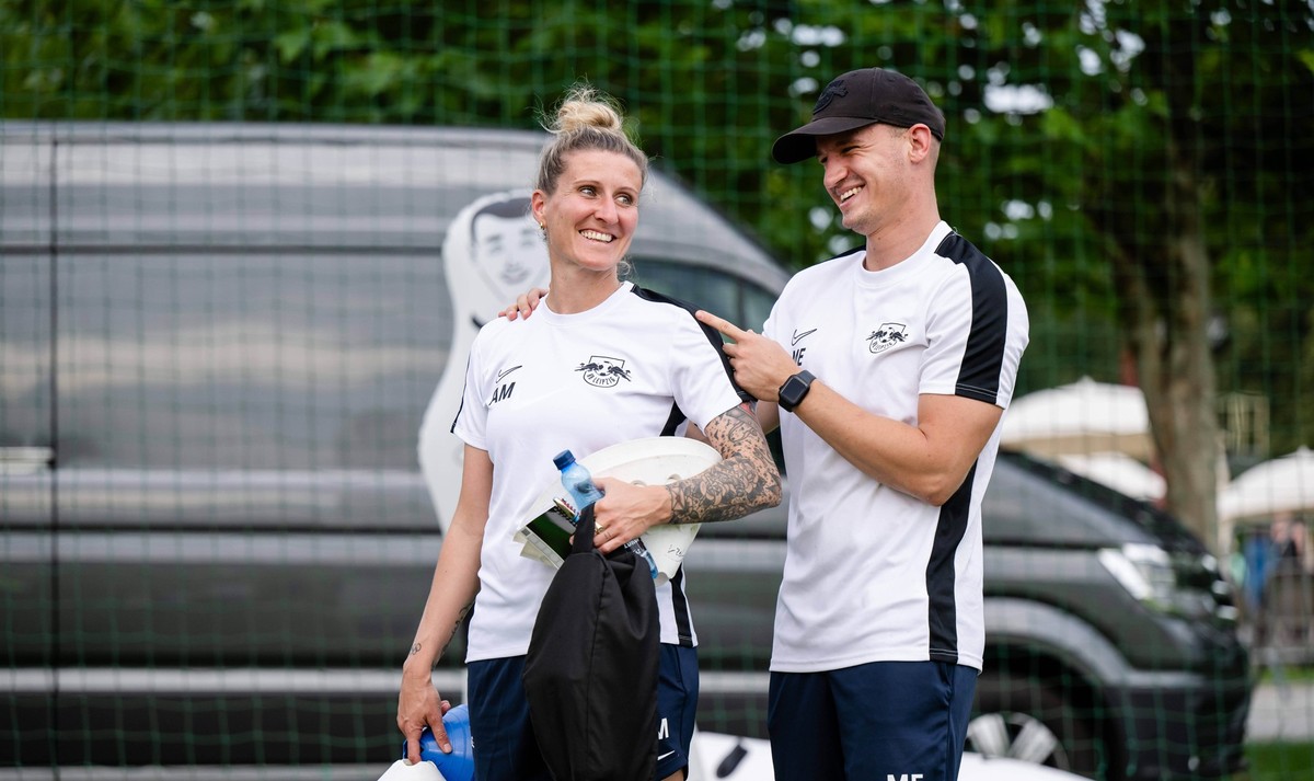 Leipzigs Co-Trainerin Anja Mittag und Maximilian Ewald. Trainingslager RB Leipzig Frauen am 14. August 2023. Opalenica, Polen. Trainingslager RB Leipzig Frauen *** Leipzigs co-coach Anja Mittag and Ma ...