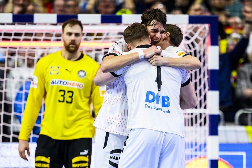 22.01.2024, Nordrhein-Westfalen, Köln: Handball: EM, Deutschland - Ungarn, Hauptrunde, Gruppe 1, 3. Spieltag, Lanxess Arena. Deutschlands Julian Köster (2.v.l.) jubelt nach dem Spiel mit Deutschlands  ...