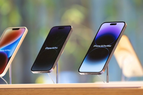 October 20, 2022, Tokyo, Japan: iPhone 14 lineup 14 Plus, 14 pro and 14 Pro Max on display inside Apple store in Marunouchi, Tokyo. Tokyo Japan - ZUMAs197 20221020_zab_s197_016 Copyright: xStanislavxK ...