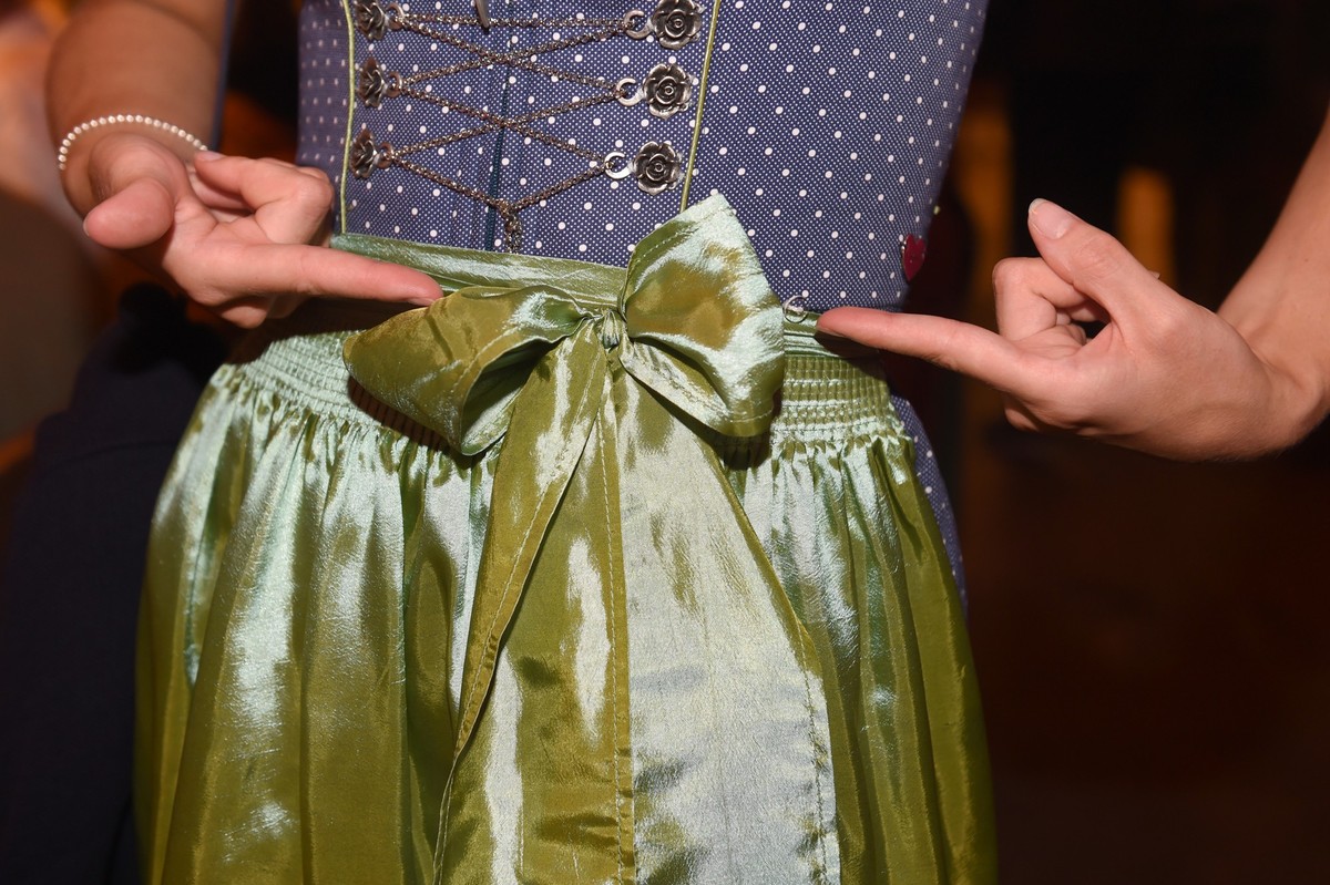 ARCHIV - 24.09.2016, Bayern, M�nchen: Eine Dirndlschleife ist auf dem Oktoberfest auf dem Balkon des K�ferzelts links der Sch�rze gebunden zu sehen. Am Dirndl l�sst sich erkennen, ob ein Flirtversuch ...