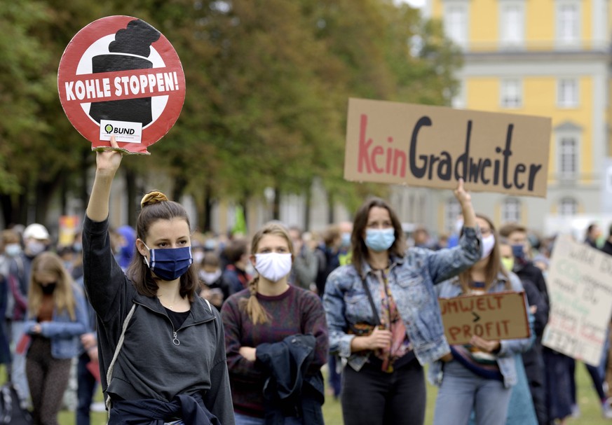 DEU , DEUTSCHLAND : Waehrend der Corona-Krise / Corona-Pandemie demonstrieren FRIDAYS FOR FUTURE in Bonn mit Maske und Mundschutz gegen den Klimawandel / Klimademo / Klimastreik / Corona , 25.09.2020  ...