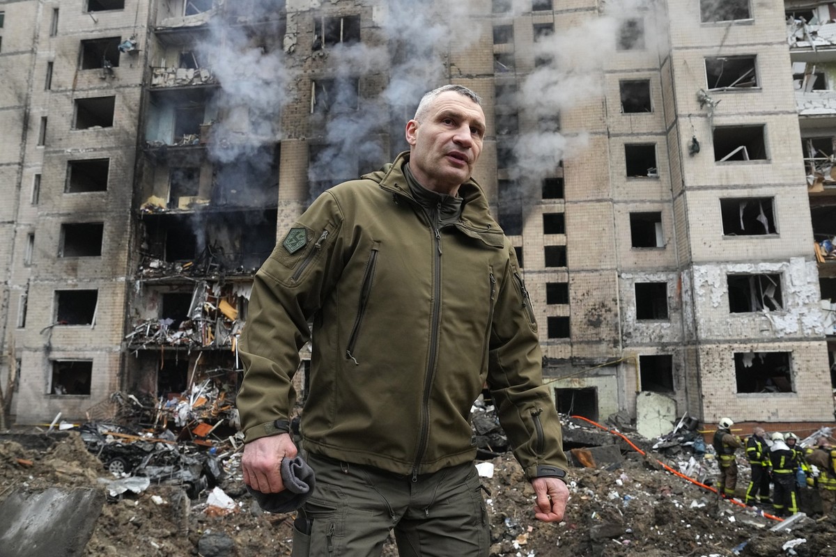 ARCHIV - 02.01.2024, Ukraine, Kiew: Vitali Klitschko, Bürgermeister von Kiew, muss in seiner Stadt immer wieder Schäden an zivilen Objekten nach russischen Raketen- und Drohnenangriffen begutachten. ( ...