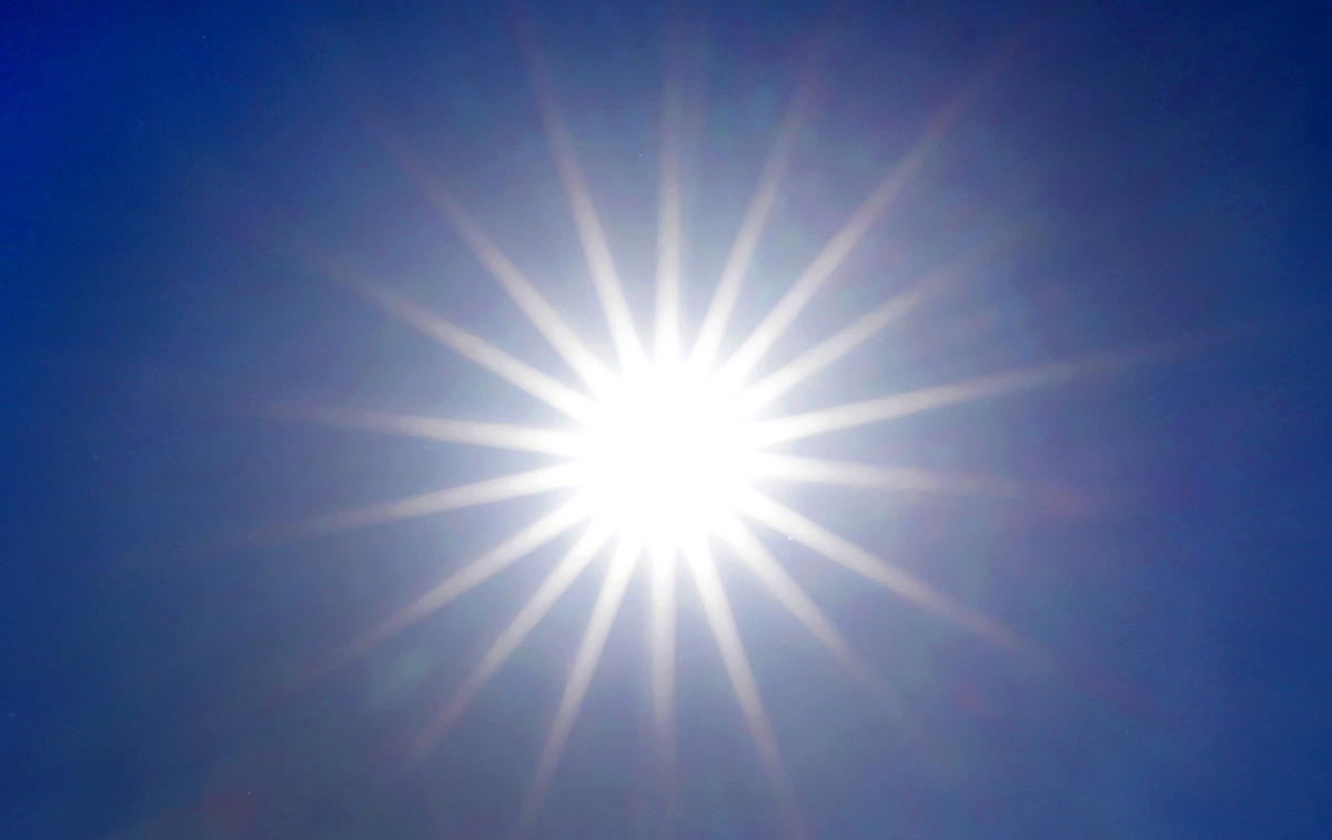 ARCHIV - 27.06.2019, Nordrhein-Westfalen, Düsseldorf: Die Sonne strahlt von einem wolkenlosen Himmel.

Diesen Sommer könnte es ziemlich heiß werden. (zu dpa: «Nordrhein-Westfalen erwartet Sonne und Hi ...