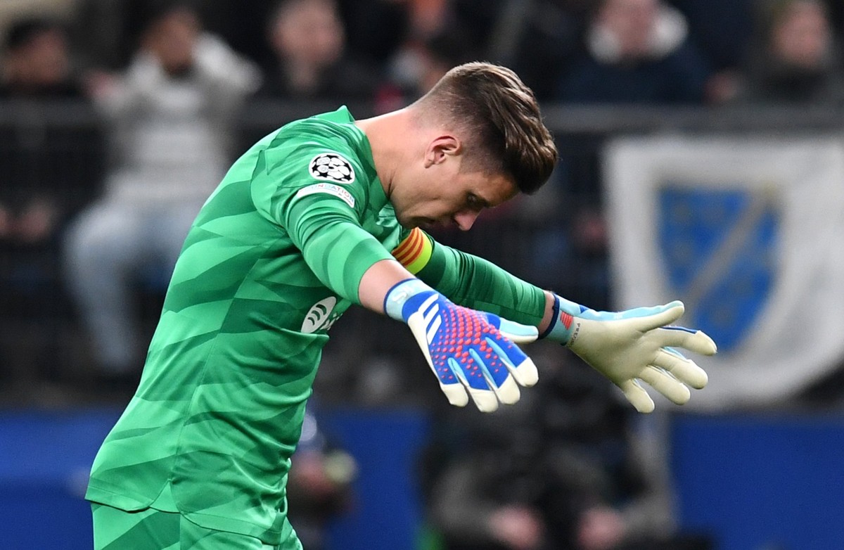 07.11.2023, Hamburg: Fu�ball: Champions League, 4.Spieltag, Schachtar Donezk - FC Barcelonaim im Volksparkstadion. Barcelonas Torwart Marc-Andre ter Stegen reagiert. Foto: Daniel Bockwoldt/dpa/Daniel  ...
