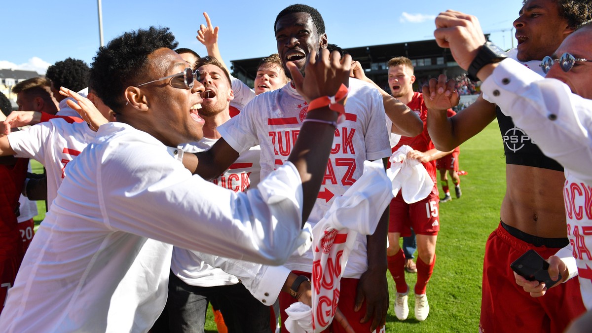 David ALABA (Bayern Muenchen) feiert mit Kwasi Okyere WRIEDT (FCB) und den Amateuren den Aufstieg in die 3. Liga. Jubel,Freude,Begeisterung,, Fussball Regionalliga, Aufstieg in die 3. Liga. FC Bayern  ...