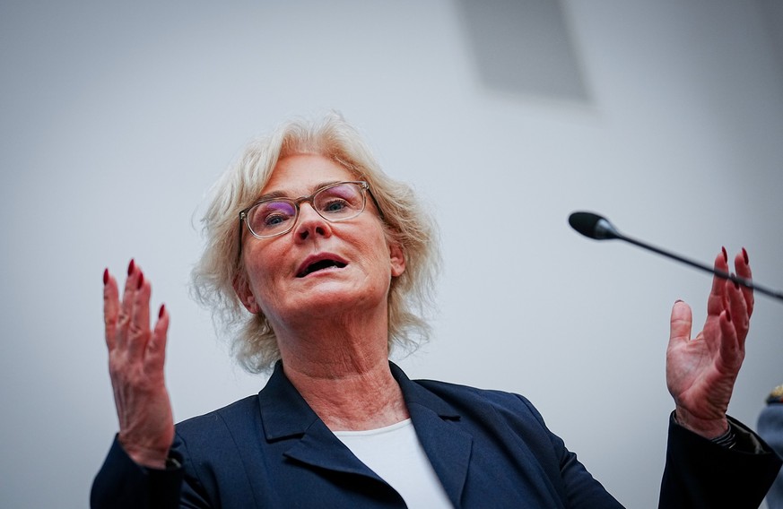 13.01.2023, Berlin: Christine Lambrecht (SPD), Bundesministerin der Verteidigung, gibt ein Pressestatement zu den Pannen beim Schützenpanzer Puma. Foto: Kay Nietfeld/dpa +++ dpa-Bildfunk +++