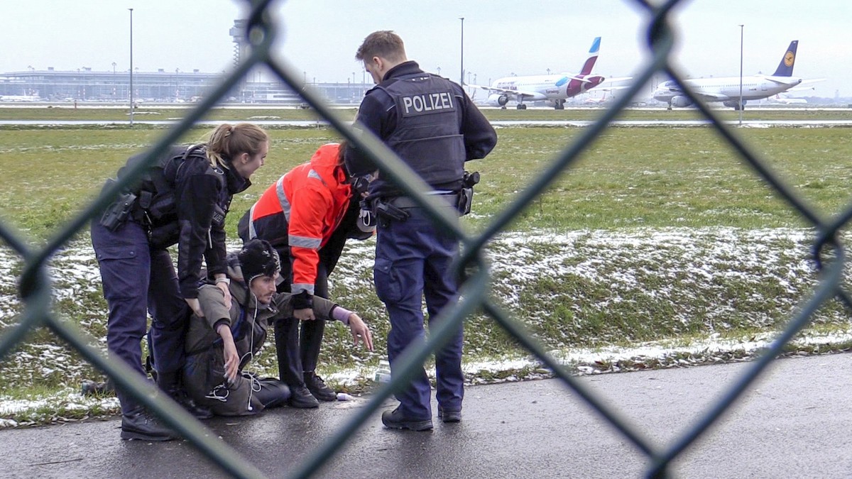 08.12.2022, Brandenburg, Schönefeld: Zwei Beamte der Bundespolizei und ein Sicherheitsmitarbeiter steht mit einem sichergestellten Bolzenschneider an einem Zaun am BER-Flughafen. Aktivisten der Umwelt ...