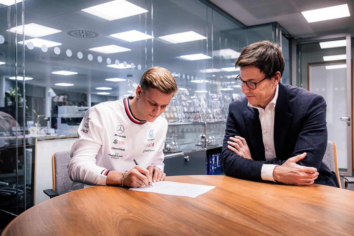 Mick Schumacher und Toto Wolff machten den Deal am Donnerstag öffentlich.