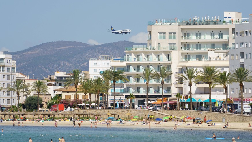 Strandszene an der Playa de Palma und Bucht von Palma im Sommer 2023Strandszene an der Playa de Palma und Bucht von Palma im Sommer 2023, Palma Mallorca Spanien Playa de Palma *** Beach scene at the P ...