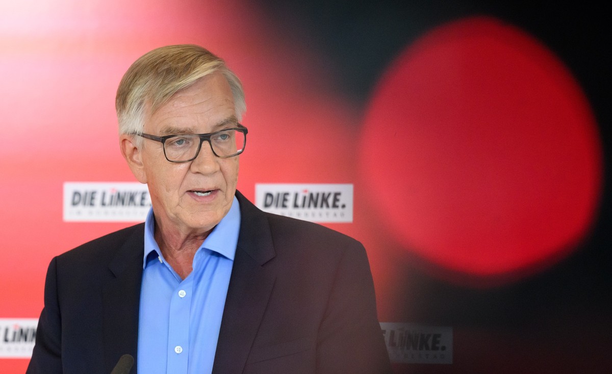 ARCHIV - 13.06.2023, Berlin: Dietmar Bartsch, Vorsitzender der Bundestagsfraktion der Partei Die Linke, äußert sich vor der Sitzung der Fraktion Die Linke im Deutschen Bundestag.Führende Köpfe der Lin ...