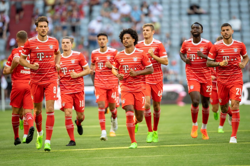 Leon Goretzka 8 FC Bayern Muenchen, B7, Lucas Hernandez 21 FC Bayern Muenchen during warmup, Teampraesentation FC Bayern Muenchen, 16.07.22 Muenchen Bayern Deutschland *** Leon Goretzka 8 FC Bayern Mu ...