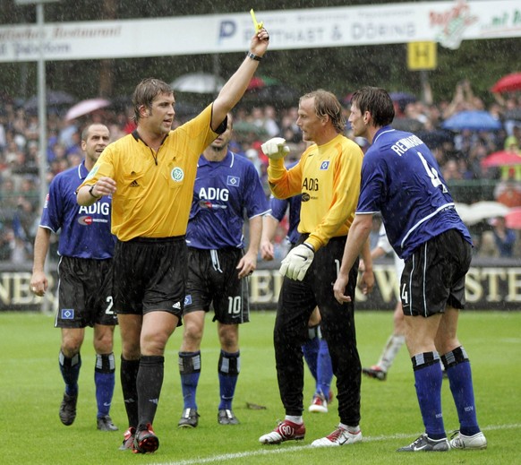 Der wohl bekannteste Fall von Spielmanipulation in Deutschland: Im Jahr 2004 verpfeift Schiedsrichter Robert Hoyzer unter anderem ein Pokal-Spiel des HSV.