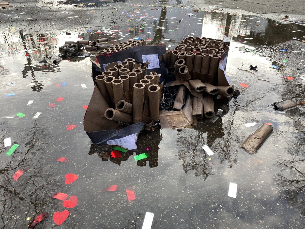Boellerreste, ausgebrannte Sylvester Knallkoerper, noch nicht von der Stadtreinigung in den Muell entsorgt, Berlin-Charlottenburg-Wilmersdorf, Deutschland, Europa, 20.07.2022. *** leftover firecracker ...