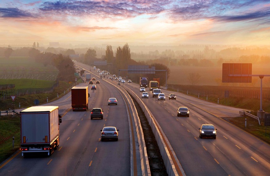 Verkehr auf der Autobahn mit Autos.