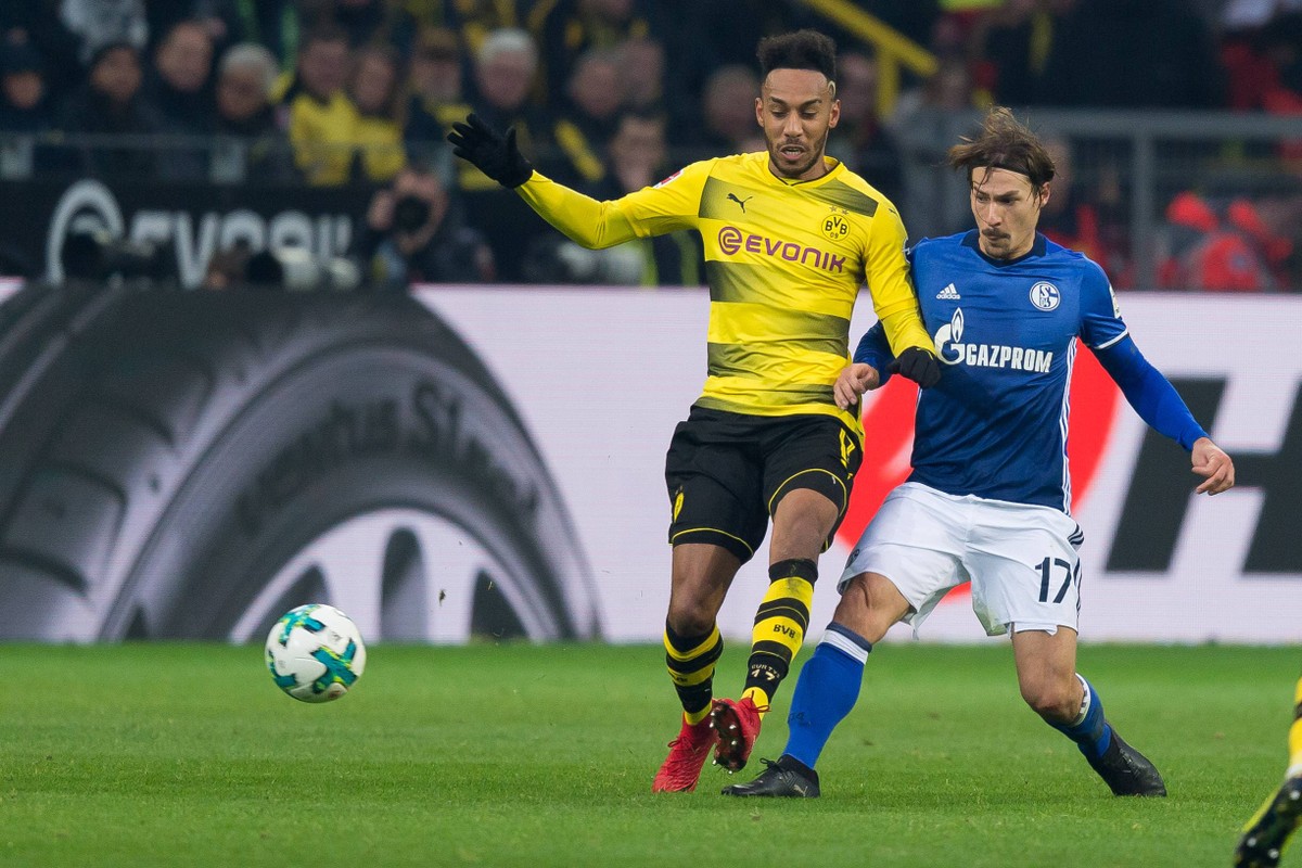 Dortmund, Germany 25.11.2017, 1. Bundesliga 13. Spieltag, BV Borussia Dortmund - FC Schalke 04, Auba, Pierre-Emerick Aubameyang (BVB) und Benjamin Stambouli (S04) im zweikampf ( DeFodi001 *** Dortmund ...