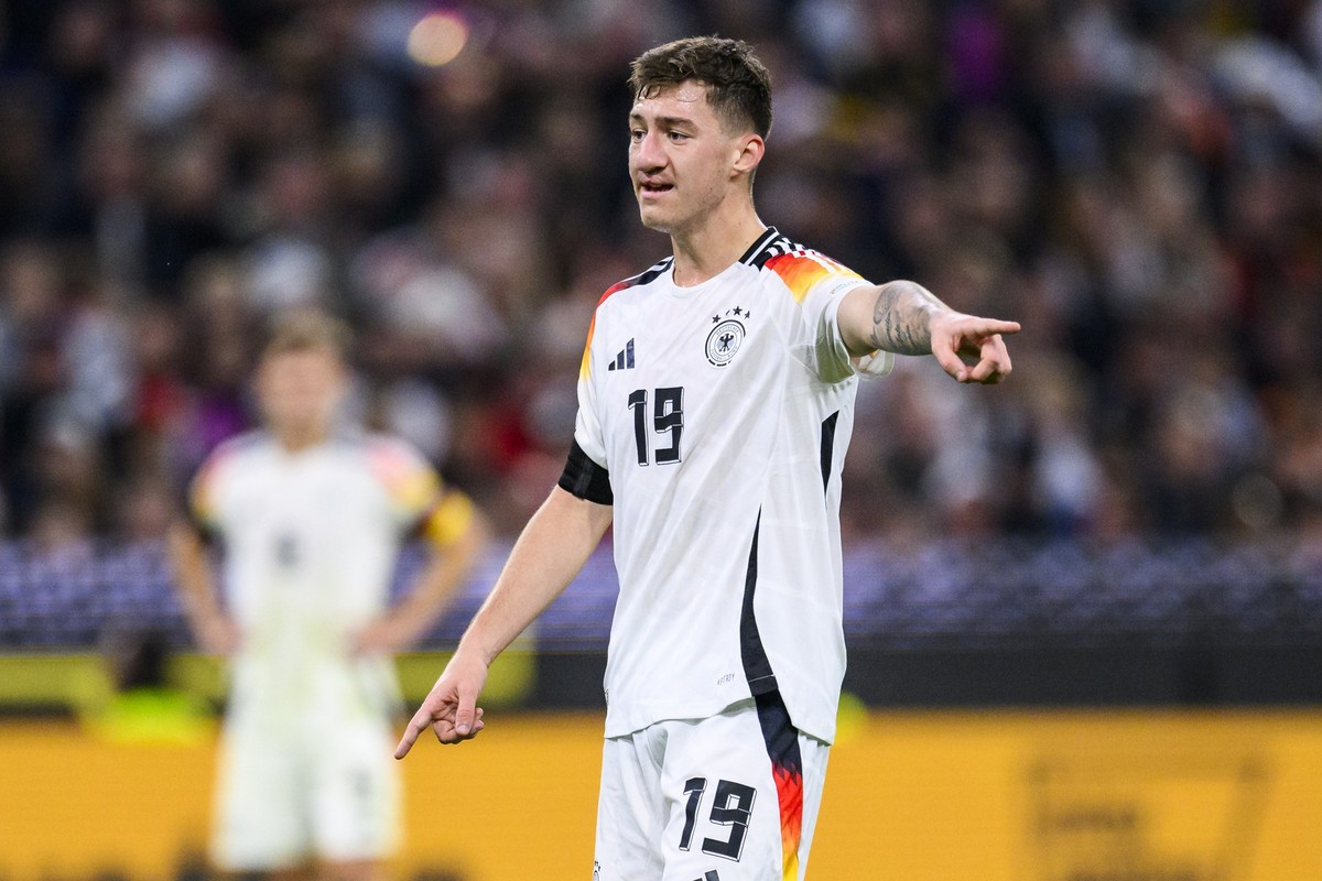 14.10.2024, Bayern, München: Fußball: Nations League A, Deutschland - Niederlande, Gruppenphase, Gruppe 3, 4. Spieltag, Allianz Arena. Deutschlands Angelo Stiller gestikuliert. (zu dpa: «Stratege Stil ...