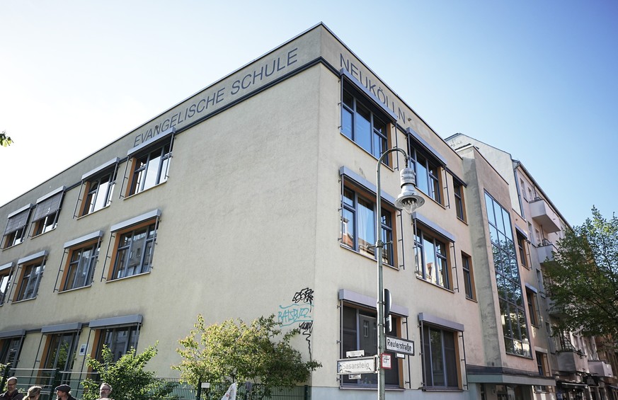 03.05.2023, Berlin: Blick auf eine Schule in Neuk