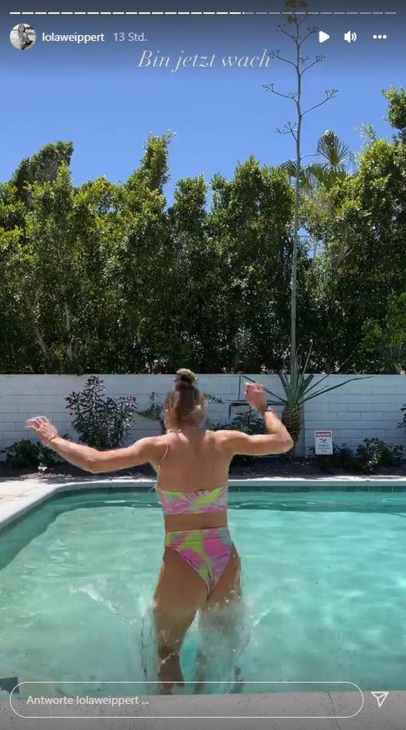Lola Weippert hüpft in den Pool – zur Freude ihrer Fans nicht allzu elegant.