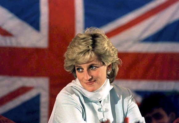ARCHIV - 22.02.1996, Pakistan, Lahore: Prinzessin Diana vor der britischen Fahne. Es ist einer der gro�en Jahrestage 2022: Vor 25 Jahren, am 31. August 1997, starb Prinzessin Diana mit nur 36 Jahren i ...