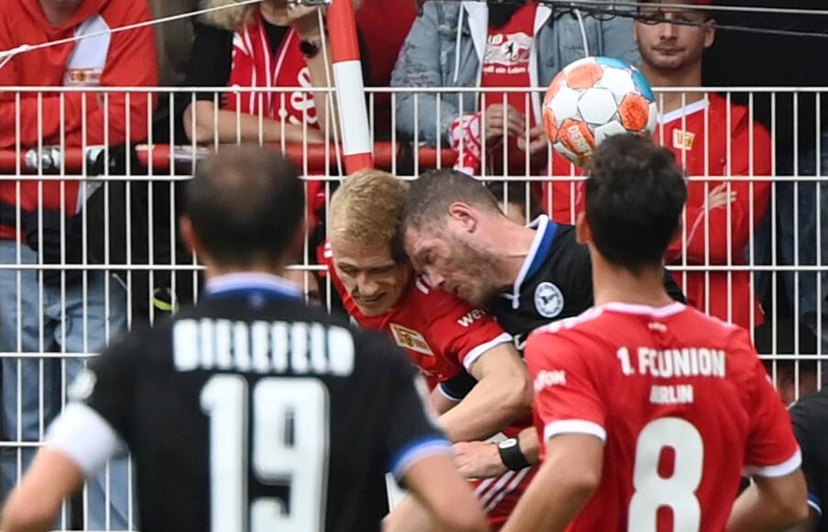 Union Berlins Timo Baumgartl (l.) und Bielefelds Fabian Klos