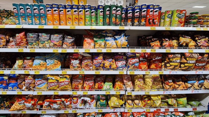 Herschbach Themenfoto: Nahrung, Lebensmittel, Versorgung, Supermarkt, Edeka, 25.01.2023 Edeka-Regal mit Chips, Snacks und Knabbersachen, Themenfoto: Nahrung, Lebensmittel, Versorgung, Supermarkt, Edek ...