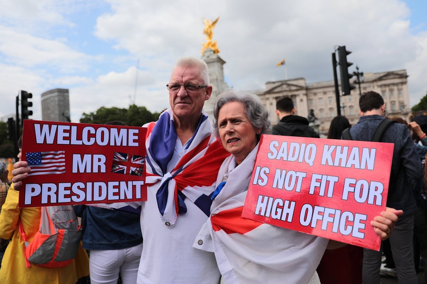 June 3, 2019, London, UK - Mr and Mrs Holdcroft, from Stoke-on-Trent, wait outside Buckingham Palace with placards to welcome President of the United States Donald Trump. President Trump is in the UK  ...