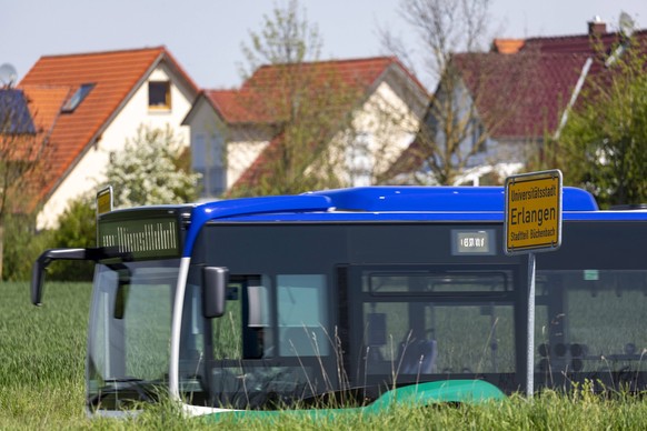Erlangen, Wohnen am Stadtrand Mit dem Bus raus aus der Stadt, mit dem Bus rein in die Stadt Erlangen Bayern Deutschland *** Erlangen, living on the outskirts By bus out of the city, by bus into the ci ...