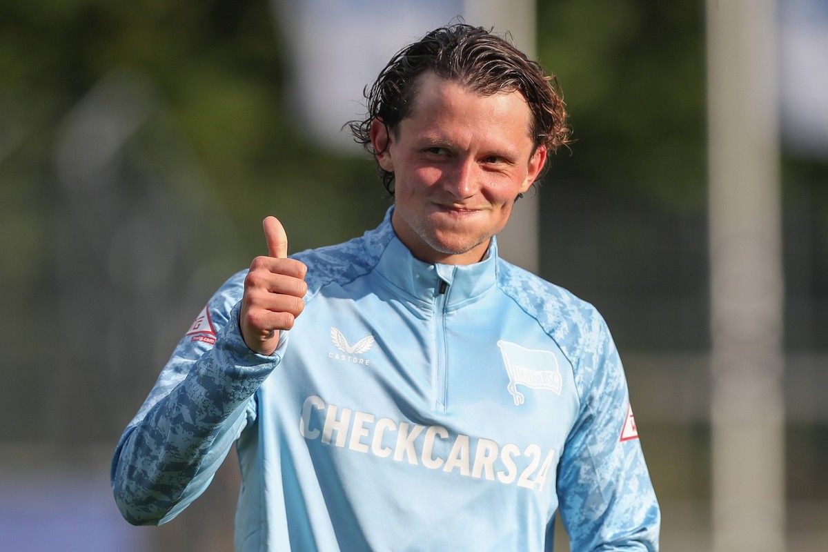 08.07.2025, xtgx, Fussball Testspiel, Hertha BSC Berlin - TSV Havelse emspor, v.l. Fabian Reese Hertha, 11 gibt Anweisungen, gestikuliert mit den Armen, gesticulate, gives instructions Daumen hoch DFL ...