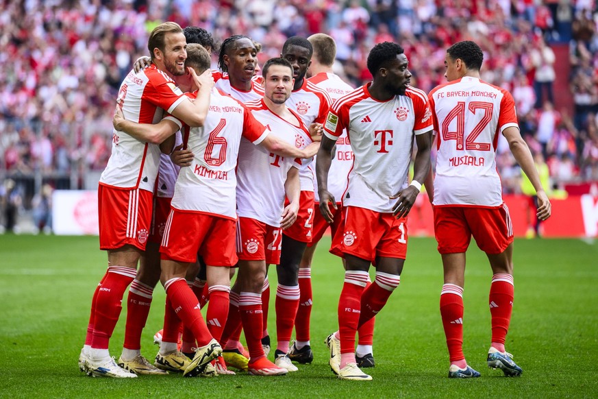 13.04.2024, Bayern, München: Fußball: Bundesliga, Bayern München - 1. FC Köln, 29. Spieltag, Allianz Arena. Münchens Raphael Guerreiro (M) jubelt nach seinem Tor zum 1:0 mit der Mannschaft. Foto: Tom  ...