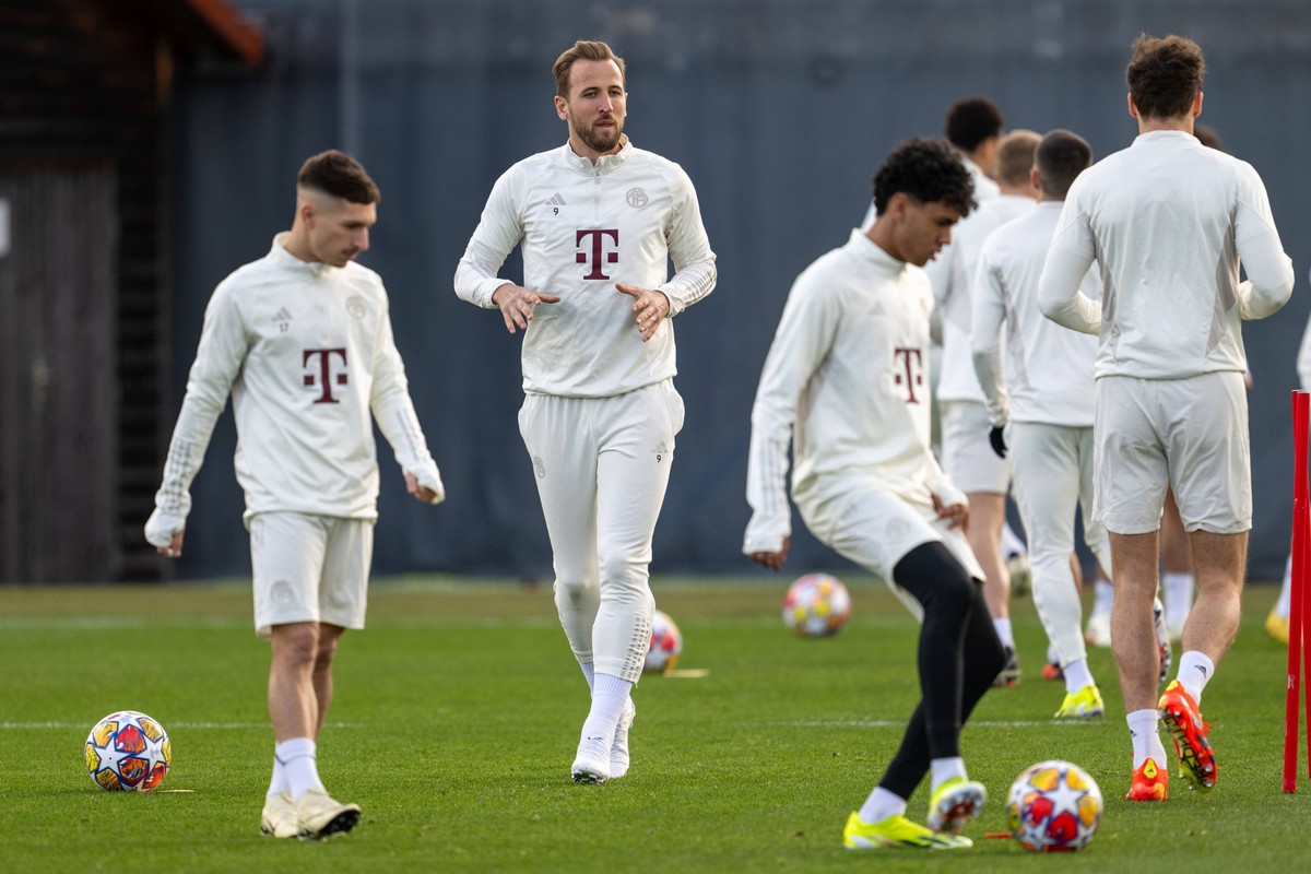 Bryan Zaragoza 17 FC Bayern Muenchen, Harry Kane 9 FC Bayern Muenchen, Abschlusstraining vor dem Champions League-Spiel, Achtelfinale Hinspiel gegen Lazio Rom, Saison 2023/2024 an der Saebener Strasse ...