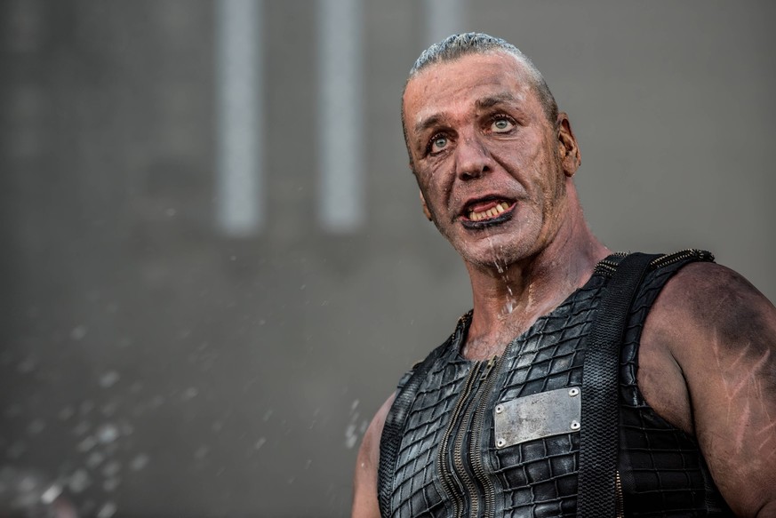 Rammstein Horsens, Denmark. 25th, May 2017. Rammstein, the German industrial metal band, performs a live concert at Faengslet in Horsens. Here vocalist Till Lindemann is seen live on stage. Horsens De ...