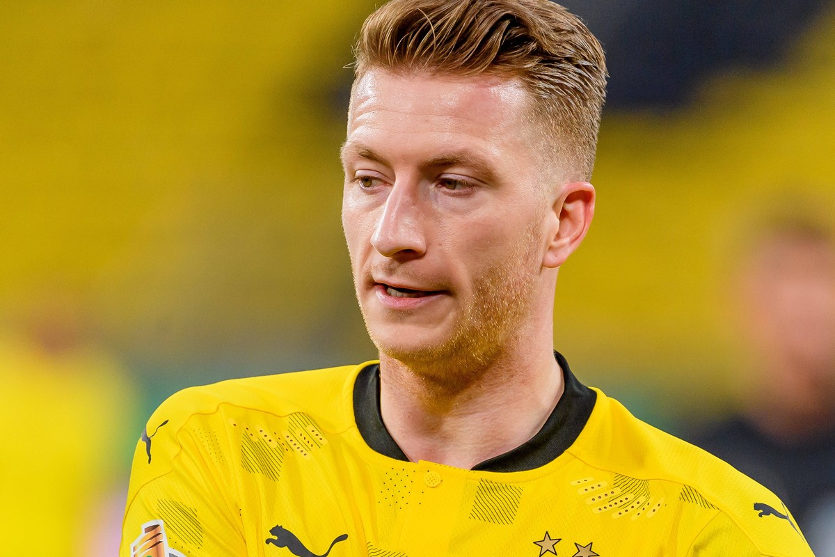 BV Borussia Dortmund vs. Holstein Kiel - DFB-Pokal Halbfinale Dortmund, Deutschland, 01.05.2021: Marco Reus Borussia Dortmund schaut bei dem DFB-Pokal Halbfinal Spiel zwischen BV Borussia Dortmund und ...