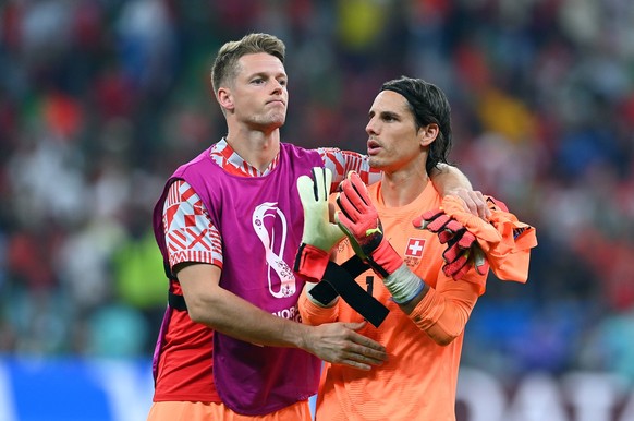 FUSSBALL WM 2022 Achtelfinale Portugal - Schweiz 06.12.2022 Torwart Jonas Omlin li und Torwart Yann Sommer Schweiz sind nach dem Abpfiff enttauescht *** FOOTBALL World Cup 2022 Round of 16 Portugal Sw ...