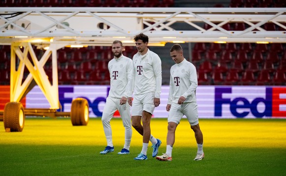 2 ottobre 2023, Danimarca, Copenaghen: Calcio, allenamento del FC Bayern Monaco prima della partita della Champions League FC Copenhagen - Bayern Monaco allo stadio Parken.  I giocatori del Monaco Konrad Laimer (a sinistra), Leon Goretzka e J...