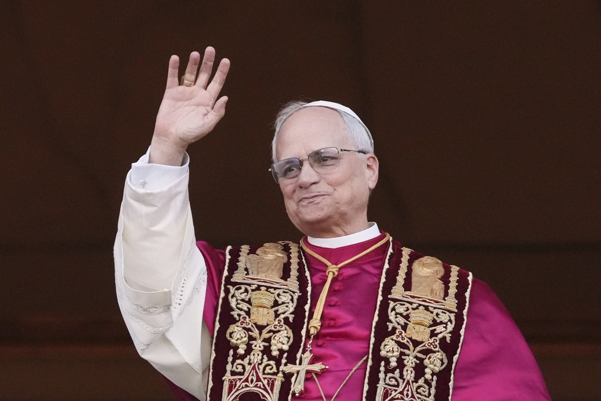 08.05.2025, Vatikan, Vatikanstadt: Kardinal Robert Prevost erscheint auf der zentralen Loggia des Petersdoms, nachdem er zum Pontifex der römisch-katholischen Kirche gewählt wurde. Foto: Alessandra Ta ...