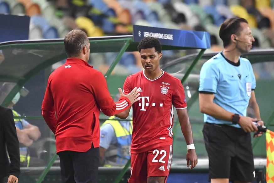 Fussball Champions League/ Halbfinale/ Olympique Lyon - Bayern Muenchen Auswechslung Serge GNABRY M klatscht Trainer Hans-Dieter Hansi FLICK M l. ab Fussball Champions League, Halbfinale, Olympique Ly ...