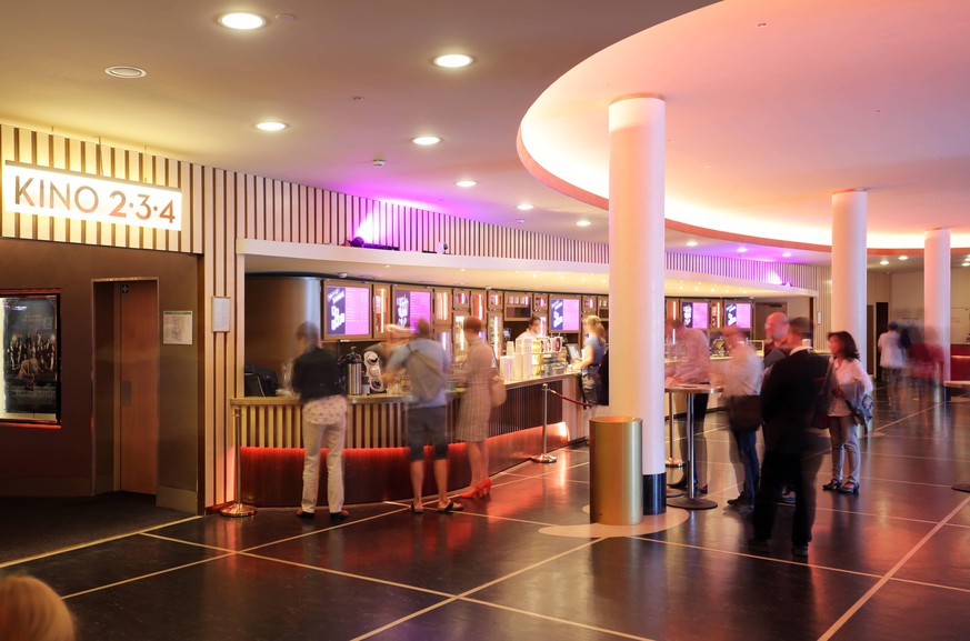 Zoo Palast 02.09.2019 Lichtgestaltung im Kino Zoo Palast, Zoopalast, Empfangsberich, Eingang, Eingangsbereich, Foyer mit Bar, Hardenbergstrasse 29A, Berlin - 02.09.2019 - *** Zoo Palast 02 09 2019 Lig ...