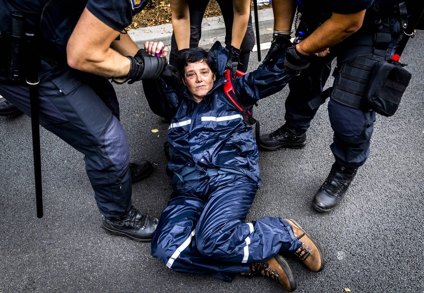 THE HAGUE - Climate demonstrators are arrested on the A12 near the Malieveld. The German action group Letzte Generation has joined the climate protest. ANP REMKO DE WAAL netherlands out - belgium out  ...