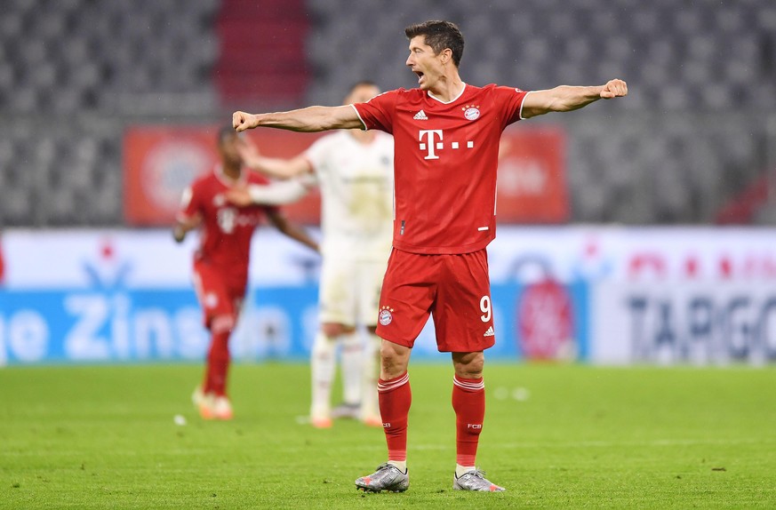 Torjubel von Robert Lewandowski, nachdem das 2:1 für die Bayern nach einem Videobeweis gegeben wurde.