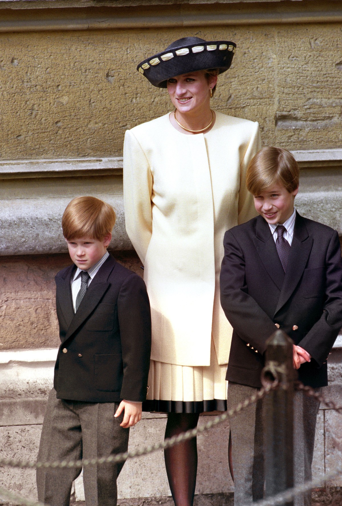 ARCHIV - 23.07.2017, ---: Prinzessin Diana von Gro�britannien mit ihren S�hnen, Prinz Harry (l) und Prinz William. Die �Prinzessin der Herzen� w�re am 01.07.2021 60 Jahre alt geworden. (zu dpa: �Burgf ...