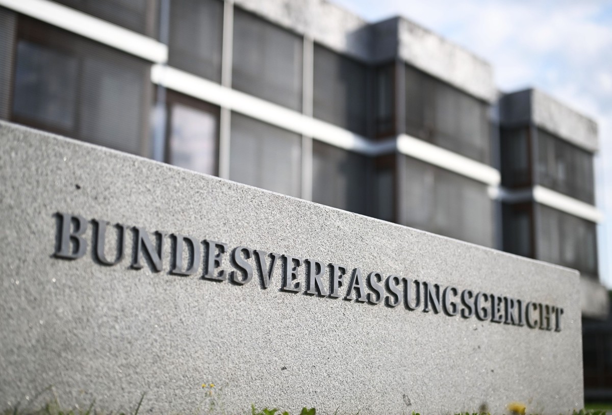 ARCHIV - 15.07.2025, Baden-Württemberg, Karlsruhe: Außenaufnahme vom Bundesverfassungsgericht. Der Zweite Senat verkündet am 15.07.2025 (ab 10.00 Uhr) das Urteil zu US-Drohneneinsätzen via Ramstein. ( ...