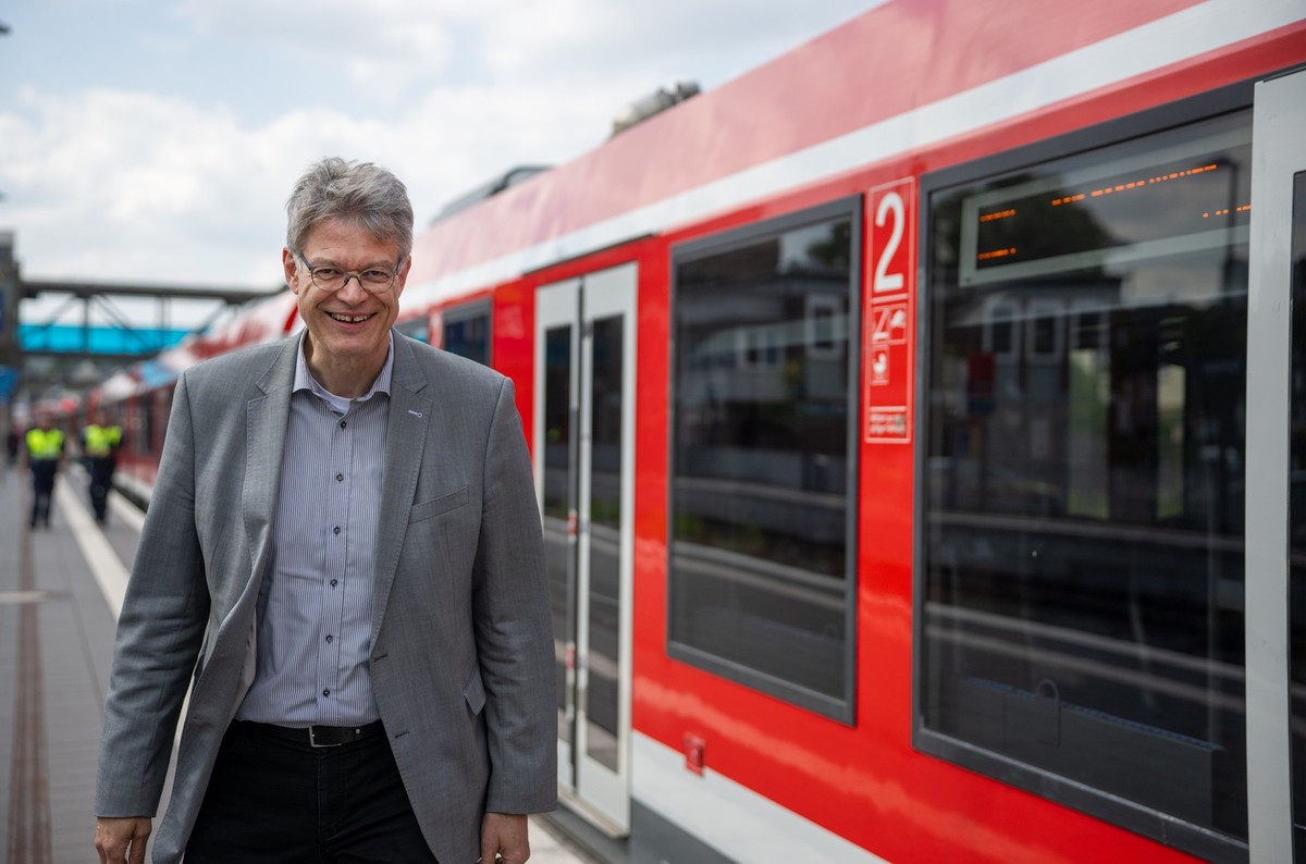 21.08.2025, Rheinland-Pfalz, Gerolstein: Bundesverkehrsminister Patrick Schnieder (CDU) geht im Bahnhof Gerolstein zu einem Regiozug, mit dem er auch eine Teilstrecke der Eifelroute mitfuhr. Er besuch ...