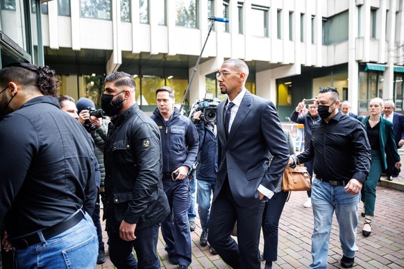 21.10.2022, Bayern, München: Fußballspieler Jerome Boateng (M) kommt mit seinen Anwälten und Bodyguards zum Berufungsprozess gegen ihn im Landgericht München I an. Foto: Matthias Balk/dpa +++ dpa-Bild ...